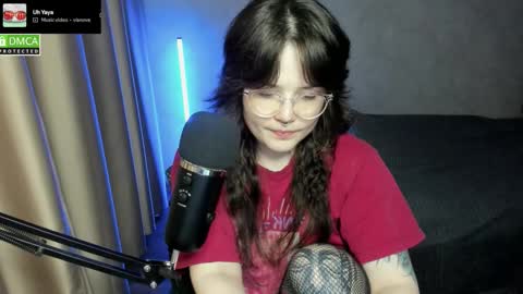 Snapshot of hell_hotline chatting on 10/27/25, 08:02 Red online show from 10/27/25, 08:02