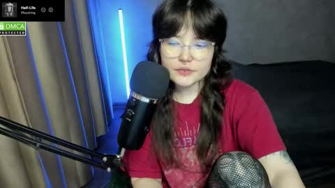 Snapshot of hell_hotline chatting on 10/29/25, 06:53 Red online show from 10/29/25, 06:53