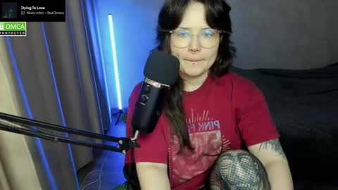 Snapshot of hell_hotline chatting on 11/10/25, 06:18 Red online show from 11/10/25, 06:18