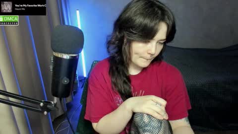 Snapshot of hell_hotline chatting on 11/12/25, 05:35 Red online show from 11/12/25, 05:35