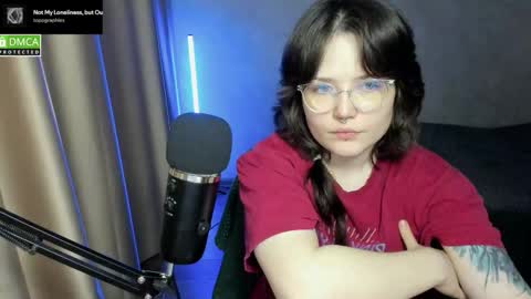 Snapshot of hell_hotline chatting on 11/13/25, 04:39 Red online show from 11/13/25, 04:39