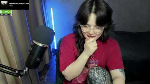 Snapshot of hell_hotline chatting on 11/14/25, 05:44 Red online show from 11/14/25, 05:44