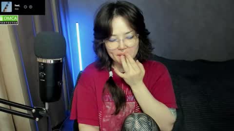 Snapshot of hell_hotline chatting on 11/16/25, 06:13 Red online show from 11/16/25, 06:13