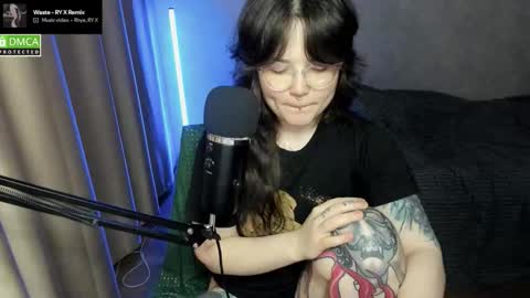 Snapshot of hell_hotline chatting on 11/17/25, 06:14 Red online show from 11/17/25, 06:14