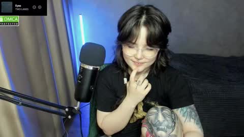 Snapshot of hell_hotline chatting on 11/18/25, 06:01 Red online show from 11/18/25, 06:01