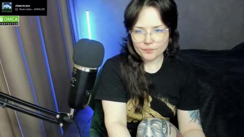 Snapshot of hell_hotline chatting on 11/21/25, 06:06 Red online show from 11/21/25, 06:06