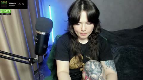 Snapshot of hell_hotline chatting on 11/26/25, 06:42 Red online show from 11/26/25, 06:42