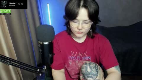 Snapshot of hell_hotline chatting on 12/04/25, 06:27 Red online show from 12/04/25, 06:27