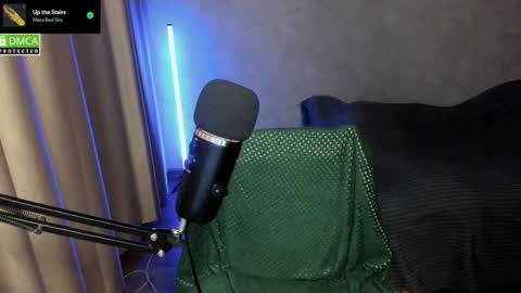 Snapshot of hell_hotline chatting on 12/18/25, 06:58 Red online show from 12/18/25, 06:58