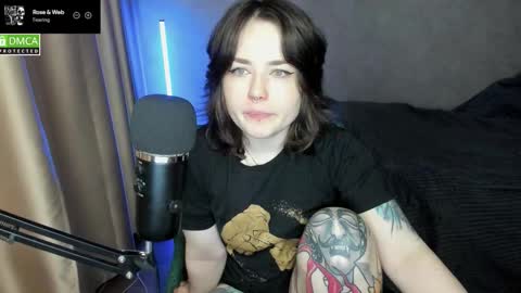 Snapshot of hell_hotline chatting on 12/19/25, 08:49 Red online show from 12/19/25, 08:49