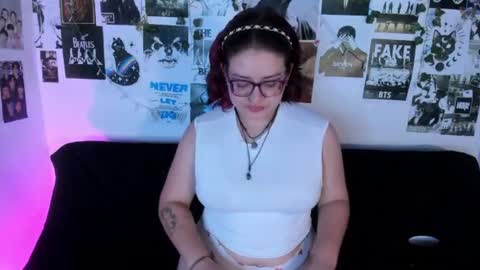 Snapshot of hellen21rose chatting on 06/11/26, 04:43 hellen online show from 06/11/26, 04:43