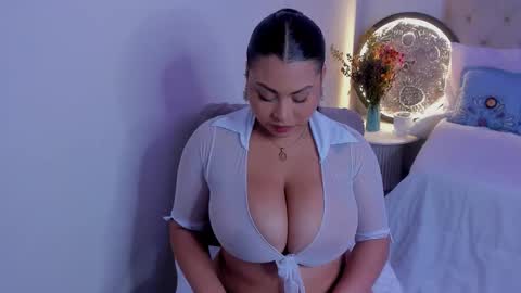 Snapshot of hellenamazing chatting on 12/17/25, 03:01 hellenamazing online show from 12/17/25, 03:01