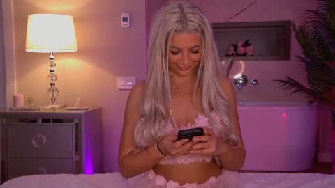 Snapshot of hellenroyy chatting on 09/20/25, 03:29 hellenroyy online show from 09/20/25, 03:29