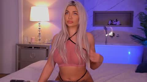 Snapshot of hellenroyy chatting on 10/20/25, 03:29 hellenroyy online show from 10/20/25, 03:29