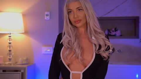 Snapshot of hellenroyy chatting on 10/26/25, 04:29 hellenroyy online show from 10/26/25, 04:29