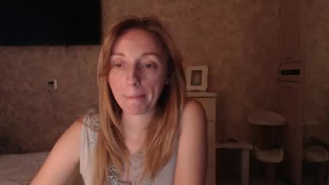 Snapshot of hellokittykaty chatting on 12/01/25, 06:18 Victory online show from 12/01/25, 06:18