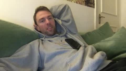 Snapshot of hellolucas69 chatting on 10/28/25, 08:33 Lucas online show from 10/28/25, 08:33