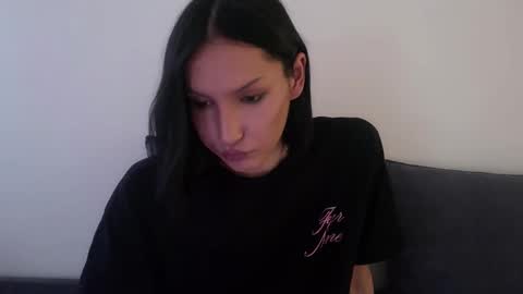 Snapshot of hencamx chatting on 11/28/25, 03:31 Eva online show from 11/28/25, 03:31