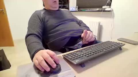 Snapshot of henrikrp1971 chatting on 12/15/24, 09:09 henrikrp1971 online show from 12/15/24, 09:09