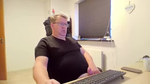 Snapshot of henrikrp1971 chatting on 12/29/24, 08:55 henrikrp1971 online show from 12/29/24, 08:55