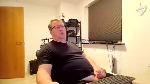 Snapshot of henrikrp1971 chatting on 10/18/25, 07:58 henrikrp1971 online show from 10/18/25, 07:58