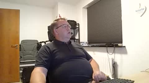 Snapshot of henrikrp1971 chatting on 11/08/25, 03:34 henrikrp1971 online show from 11/08/25, 03:34