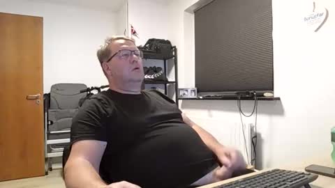 Snapshot of henrikrp1971 chatting on 11/16/25, 08:14 henrikrp1971 online show from 11/16/25, 08:14