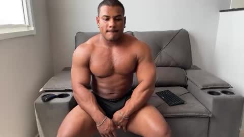 Snapshot of henrimusclee chatting on 02/18/25, 03:32 Henri online show from 02/18/25, 03:32