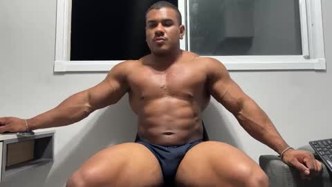 Snapshot of henrimusclee chatting on 02/19/25, 11:36 Henri online show from 02/19/25, 11:36