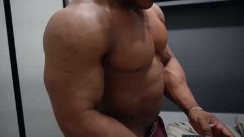 Snapshot of henrimusclee chatting on 11/27/25, 11:18 Henri online show from 11/27/25, 11:18