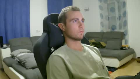 Snapshot of herbstenden chatting on 12/05/25, 07:10 John Pearl online show from 12/05/25, 07:10