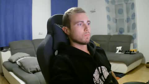 Snapshot of herbstenden chatting on 12/17/25, 06:58 John Pearl online show from 12/17/25, 06:58