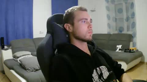 Snapshot of herbstenden chatting on 12/20/25, 07:10 John Pearl online show from 12/20/25, 07:10