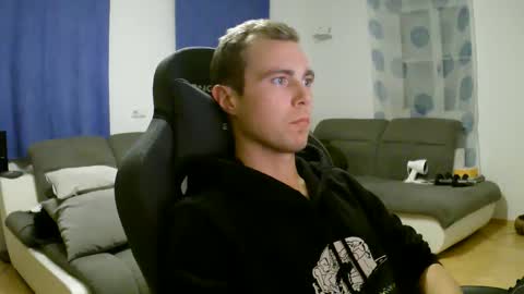 Snapshot of herbstenden chatting on 12/22/25, 07:55 John Pearl online show from 12/22/25, 07:55