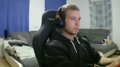 Snapshot of herbstenden chatting on 04/04/26, 07:44 John Pearl online show from 04/04/26, 07:44