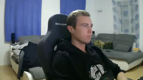 Snapshot of herbstenden chatting on 04/08/26, 07:03 John Pearl online show from 04/08/26, 07:03