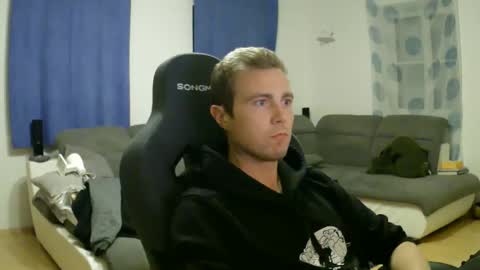 Snapshot of herbstenden chatting on 04/12/26, 07:52 John Pearl online show from 04/12/26, 07:52