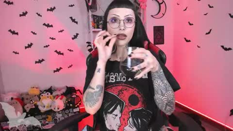 Snapshot of herinfernalmajesty chatting on 11/22/25, 05:28 Marie online show from 11/22/25, 05:28