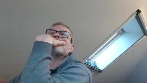 Snapshot of hering76 chatting on 03/15/26, 07:25 hering76 online show from 03/15/26, 07:25