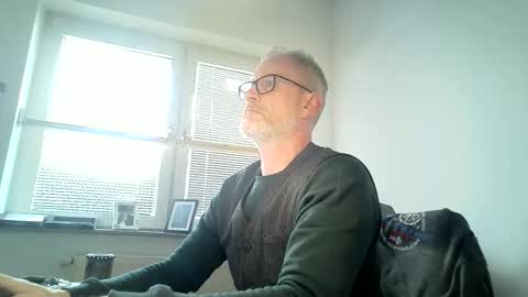 Snapshot of hering76 chatting on 05/15/26, 08:21 hering76 online show from 05/15/26, 08:21