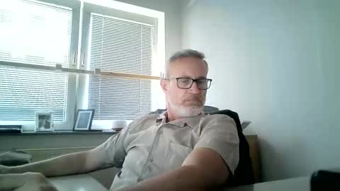 Snapshot of hering76 chatting on 05/26/26, 10:33 hering76 online show from 05/26/26, 10:33