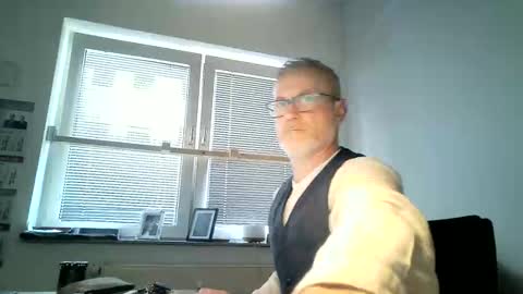 Snapshot of hering76 chatting on 06/03/26, 06:05 hering76 online show from 06/03/26, 06:05