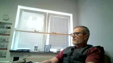 Snapshot of hering76 chatting on 06/08/26, 01:00 hering76 online show from 06/08/26, 01:00