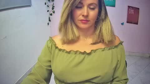 Snapshot of hestesiaxx chatting on 04/20/26, 02:14 Hestesiaxx online show from 04/20/26, 02:14