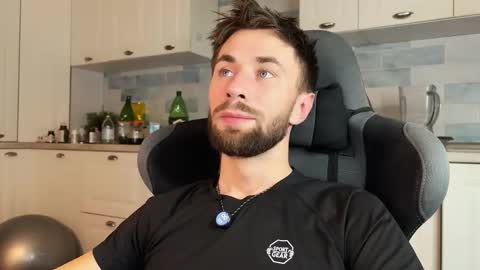 Snapshot of hey_arnold chatting on 12/14/25, 02:28 Arnold online show from 12/14/25, 02:28