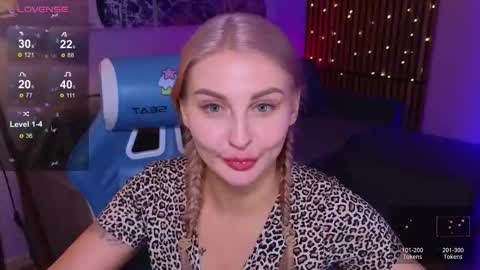 Snapshot of hey_cassie chatting on 11/17/25, 04:13 hey_cassie online show from 11/17/25, 04:13