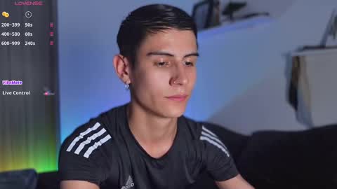 Snapshot of hey_cesard chatting on 02/21/25, 12:05 hey_cesard online show from 02/21/25, 12:05