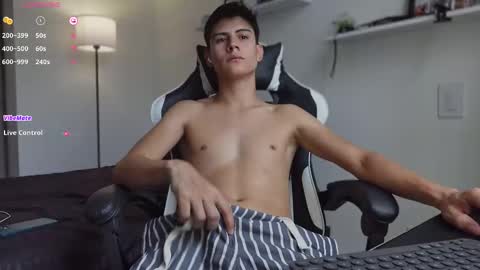 Snapshot of hey_cesard chatting on 09/11/25, 12:38 hey_cesard online show from 09/11/25, 12:38