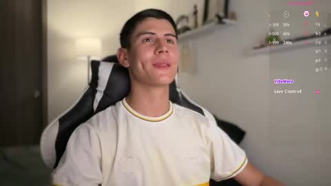 Snapshot of hey_cesard chatting on 10/16/25, 11:17 hey_cesard online show from 10/16/25, 11:17