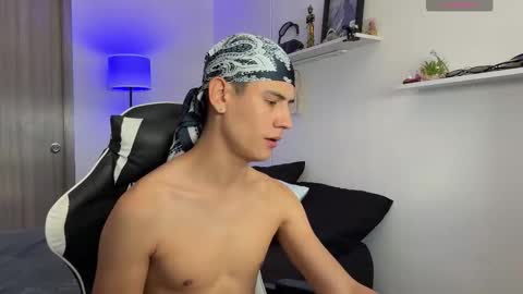 Snapshot of hey_cesard chatting on 10/17/25, 03:25 hey_cesard online show from 10/17/25, 03:25